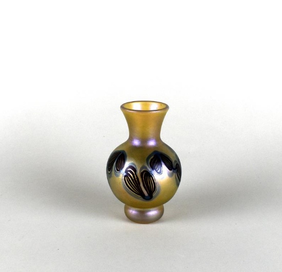 Vandermark-Merritt Glass Studios Iridescent Vase w/ Leafy Vine Motif Etched “DM/SS 1979”, New J.