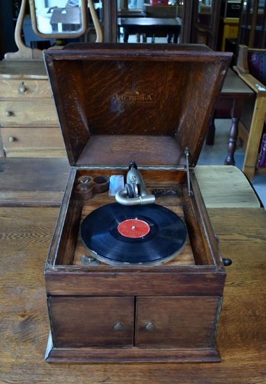 Antique Tiger Oak Table Top Victrola Victor Talking Machine (Style VV-VIII Serial 35662 C)