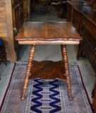 Antique Tiger Oak Scalloped Parlor Lamp Table with Turned Legs