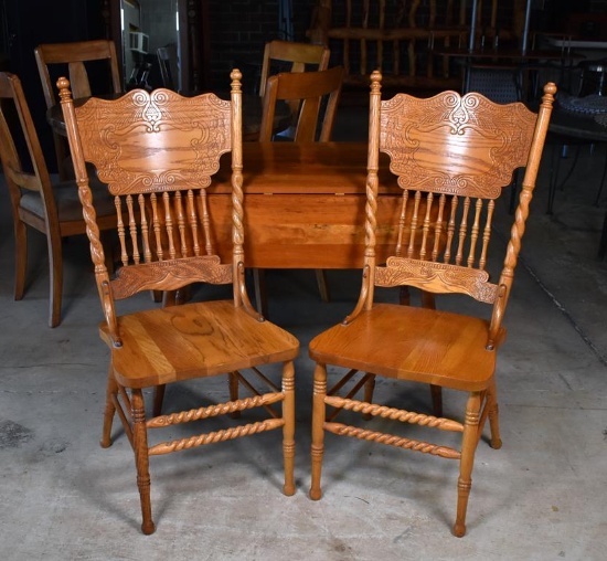 Pair of Vintage Tennessee Furniture Industries Pressed Back Oak Spindle Dining / Kitchen Chairs