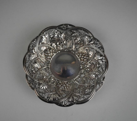 Whiting Manufacturing Co. Sterling Silver Round Dish #62, New York, with Silver Storage Cloth