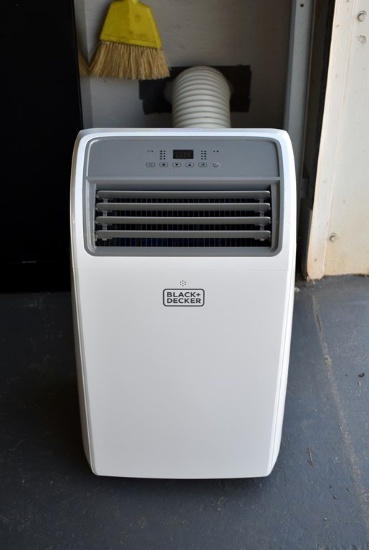 Like New Black & Decker Portable Air Conditioner 8,550 BTU/HR 115 V with Remote