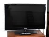 Samsung Series 5 550  37” HDTV with Remote & Booklet