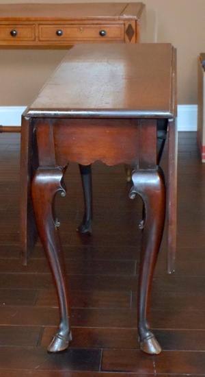 Fine 18th Century George II Mahogany Drop-Leaf Gateleg Dining Table