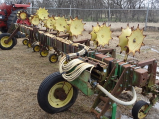 John Deere 825, 8 Row, 30", 3pt Cultivator