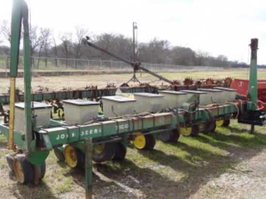 John Deere 7100, 8 Row, 30" Planter