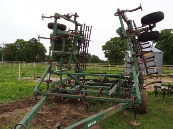 Baker Pull-Type Hydraulic Fold 900, 28ft Field Cultivator