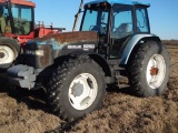 New Holland 8260 Cab & Air Tractor, MFWD