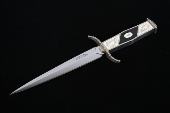 Frank L. Hargis Custom Scrimshaw Handle Knife