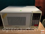 Emerson 06 cuft. 600 watt microwave oven w/ turntable