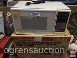 Emerson 06 cuft. 600 watt microwave oven w/ turntable, orig. box