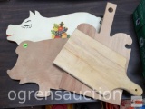 Kitchenware - 4 cutting boards, 2 are pig shaped