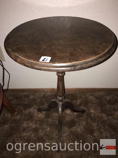 Furniture - wooden occasional table, round top, 3 legged, 16"wx25"h