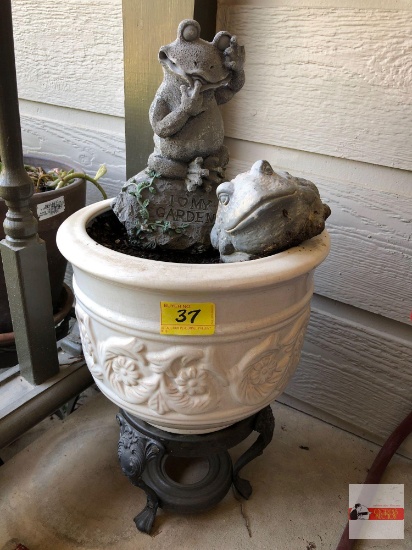 Yard & Garden - Potted planter 10"w, 2 resin frogs on metal stand 14"h
