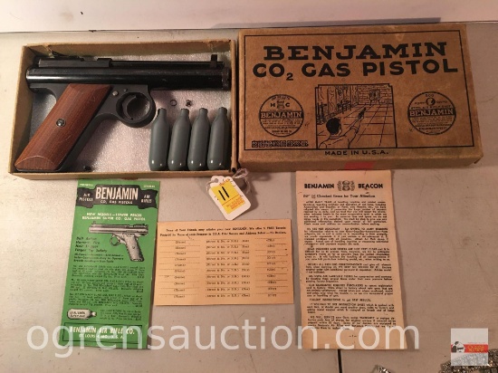 Benjamin CO2 gas pistol, 4 cartridges, orig. box