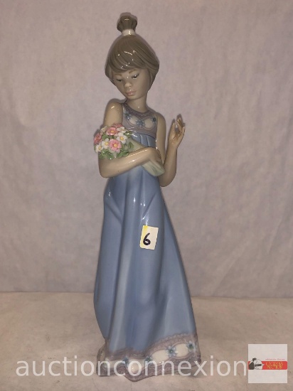 Figurine - Lladro #5604, Spring Token, Girl with flowers