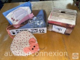 Kitchen ware - Rival Cutabove under cabinet can opener in orig. box & misc. cloth napkins, rings