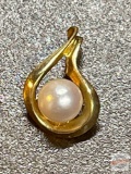 Jewelry - Pendant, pearl wrapped in 14k gold