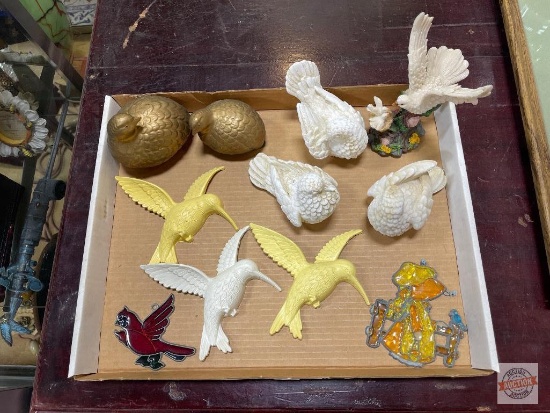 Decor Birds - Wall and Figurines, 3 Italy Alabaster dove figures by Santini, 3 Syroco 1977 Hummingbi