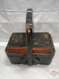 Vintage wooden box w/stationary handle, 13