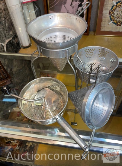 Vintage kitchen - 4 Reamers/sieves