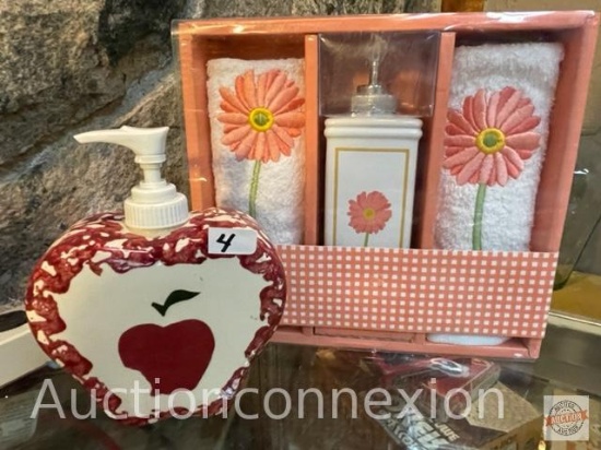 Daisy Decorative Gift Set, Apple soap/lotion dispenser