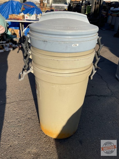 Trash Cans - 3 Rubbermaid
