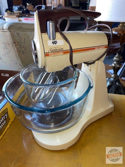 Kitchen - Sunbeam Deluxe MixMaster 235 watt 1970's with 2 clear glass bowls