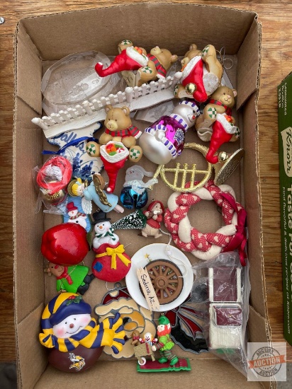 Christmas - Collectibles, ornaments and stocking hangers