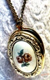 Jewelry - Necklace with locket pendant, 