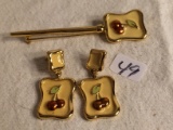 Lot of 2 Collector Ladies Fashion Jewelry Gold Plated Pin & Earing With Apple Design