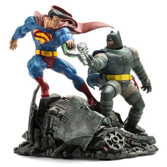 New DC, Collectibles Batman The Dark Knight Returns "Superman VS. Batman Battle Statue 14"x14" Box