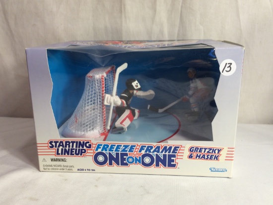 Collector NIP Starting Lineup Freeze Frame One On One Hockey Players Gretzky & Hasek 10" by 6.5"