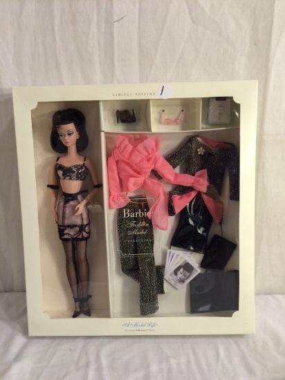 NIB Barbie Genuine Silkstone Body Fashion Model "A Model Life Barbie Giftset" 13.5" T X12.5"w Box