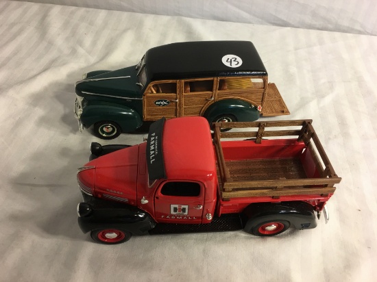 Lot of 2 Pieces Collector Loose Die-cast Metal Cars 1:24 Scale - See Pictures Has Minor Damage
