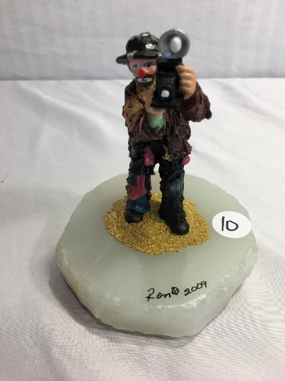 Collector 2009 Ron Lee's World Of Clown Sculpture Camera Man Figurine Size: 3.3/4"R by 5"Tall
