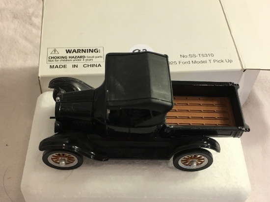 Collector 1925 Ford Model T Pick Up Replica Die Cast Car
