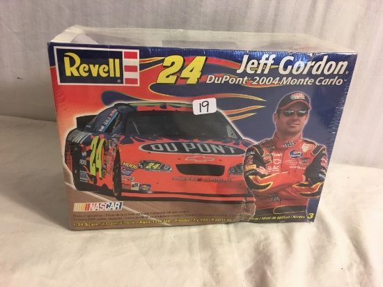 Collector New Sealed Factory Revell Jeff Gordn Dupont 2004 Monte Carlo Model