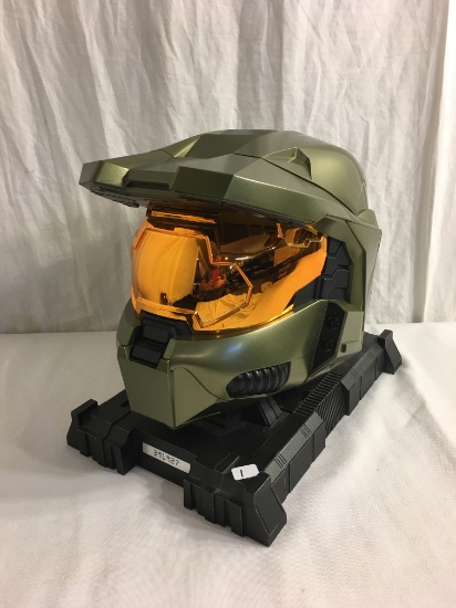 Collector Used Halo 3 Master Chief Costume Helmet Size: 10.1/2"tall by 11.1/2"Deep by 8"Width