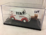 Collector ROAD CHAMPS 1950 DIVCO GRAHAM MILK TRUCK with DRIVER and CRATE 1/43 W/Plastic