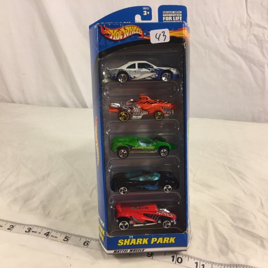NIP Collector Hot wheels Mattel Gift Pack 1/64 Scale Die-Cast Metal & Plastic Parts "Shark Park