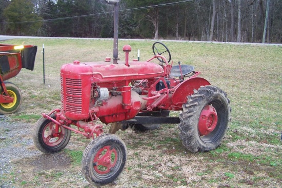 CUB CADET INTERNATIONAL TRACTOR