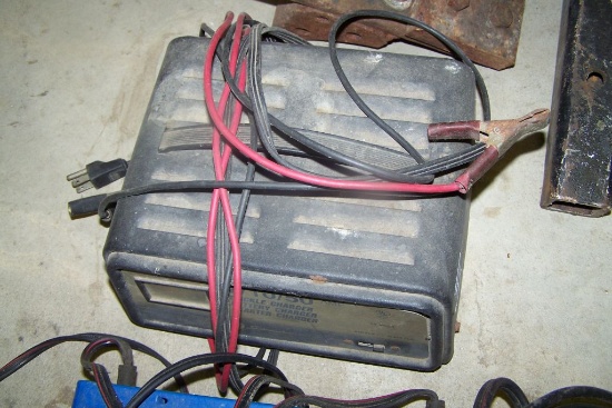 BLACK BATTERY CHARGER