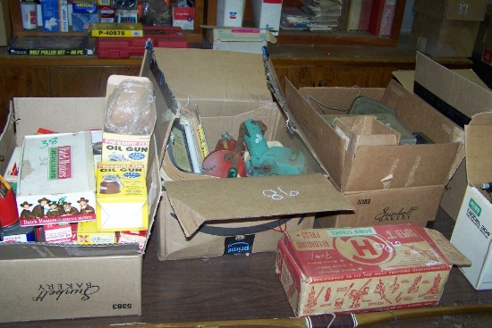 SEVERAL BOXES OF SHELL HULLS, RELOADING GUN SHELL KIT, GUN BOOKS, GUN SHELL