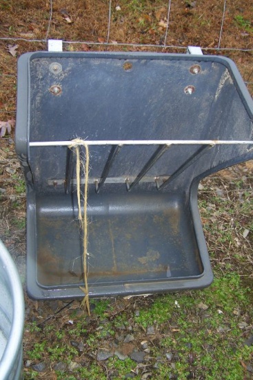 HANGING HAY/FEED TROUGH