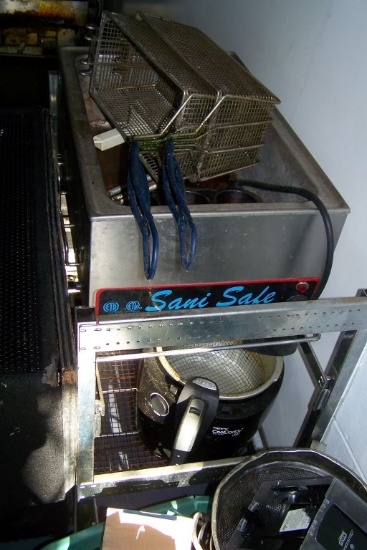 STAINLESS DEEP FRYER AND EXTRA KITCHEN APPLIANCES