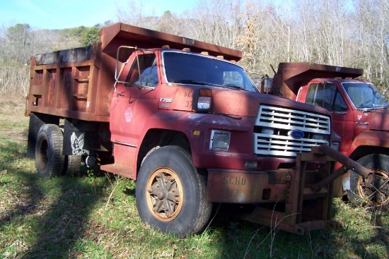 1987 FORD F700 DUMP TRUCK, GAS, MILES SHOWING: 182,754, 5 SPEED TRANS W/ 37