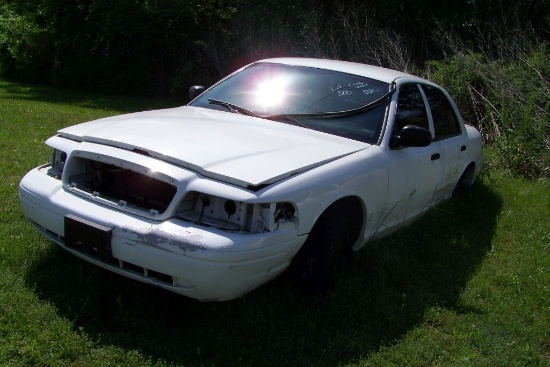 2007 FORD CROWN VIC VIN: 2FAHP71V88X109441, HAS TITLE