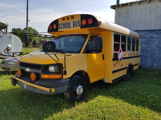 2004 CHEVROLET WHEELCHAIR ACCESSIBLE HANDICAP BUS, MILES SHOWING: 166,000,