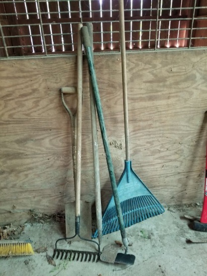 METAL RAKE, LAWN RAKE, 2 GARDEN HOES, SHOVEL